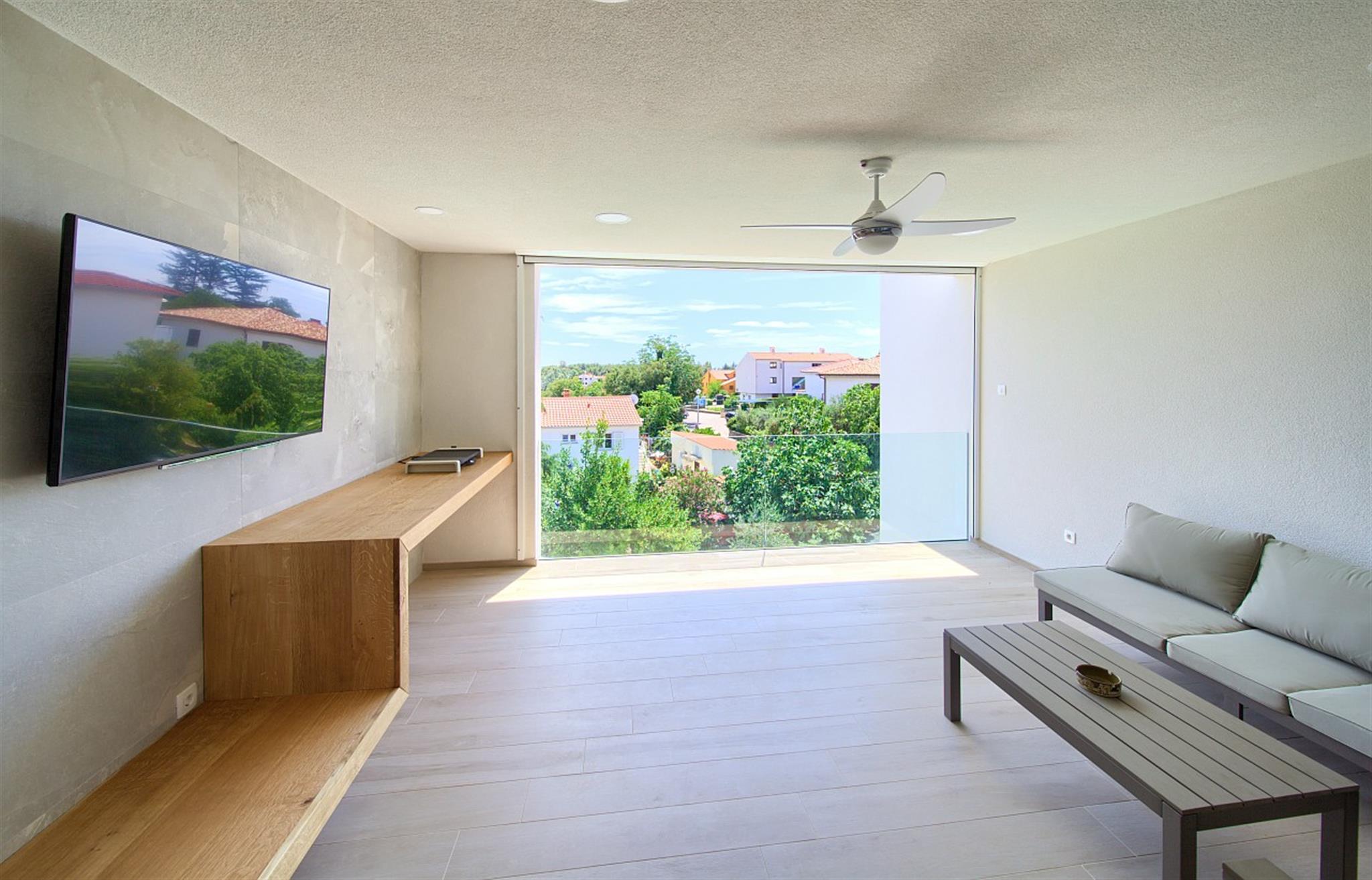 Villa Celeia - Luksuzni apartman na prvom katu s grijanim bazenom u centru grada Krka